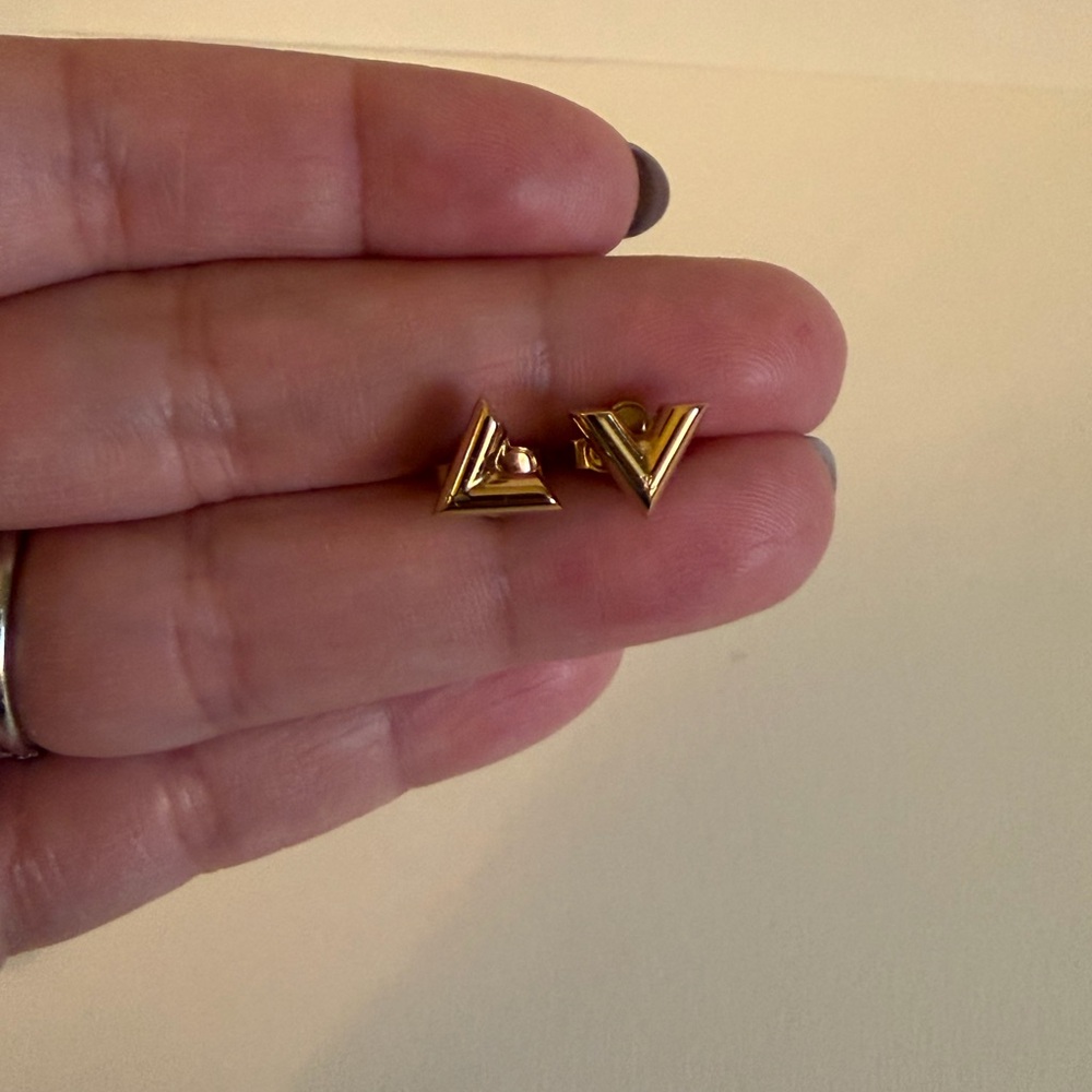 Louis Vuitton Essential V Stud Earrings